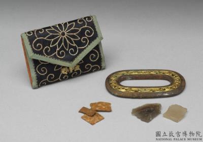 图片[3]-Embroidered floral flint bag (with flint, striker, lacquer case, brocade, a note by Gaozong in Manchu and Chinese, sandalwood box), Empress Xiaoxian (1712-1748), Qing dynasty-China Archive